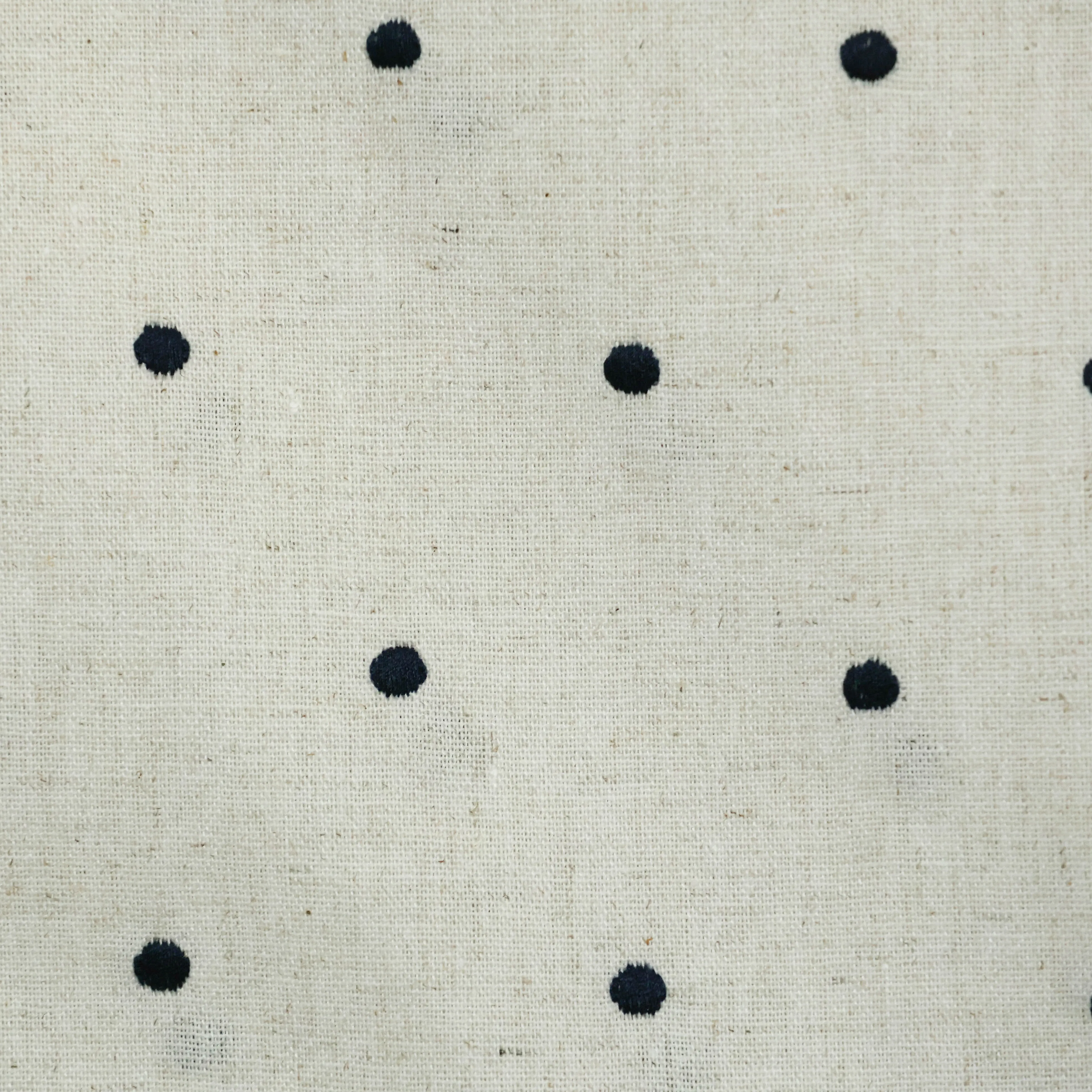 Viscosemengeling gebroken wit met geborduurde blauwe bolletjes
